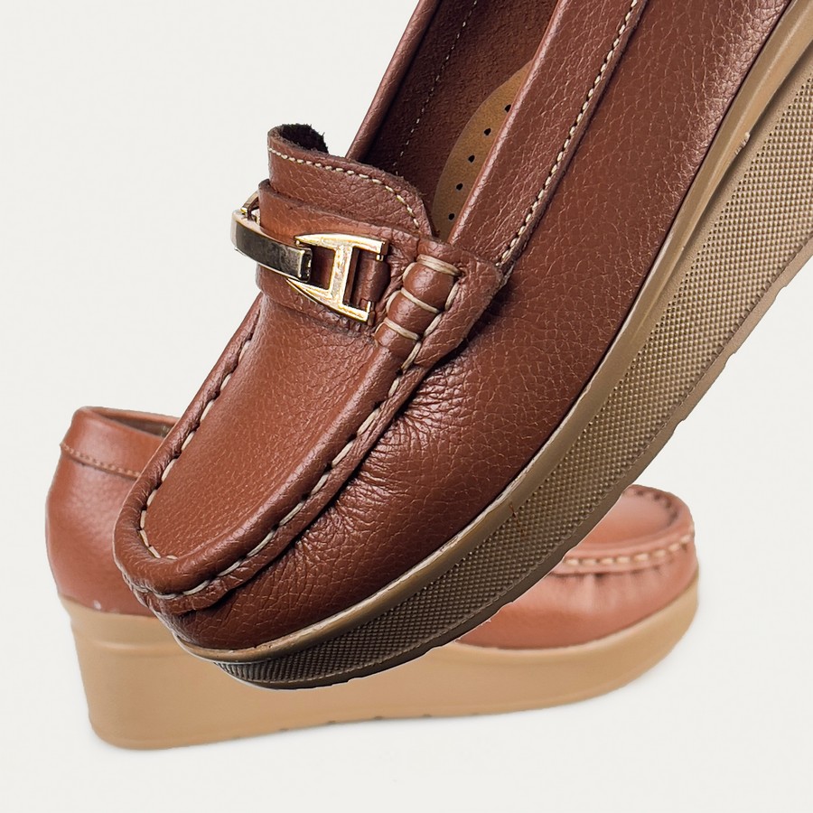 شوز حريمي جلد طبيعي لون هافان بفرش جلد طبيعي ونعل طبي خفيف بارتفاع 4 سم