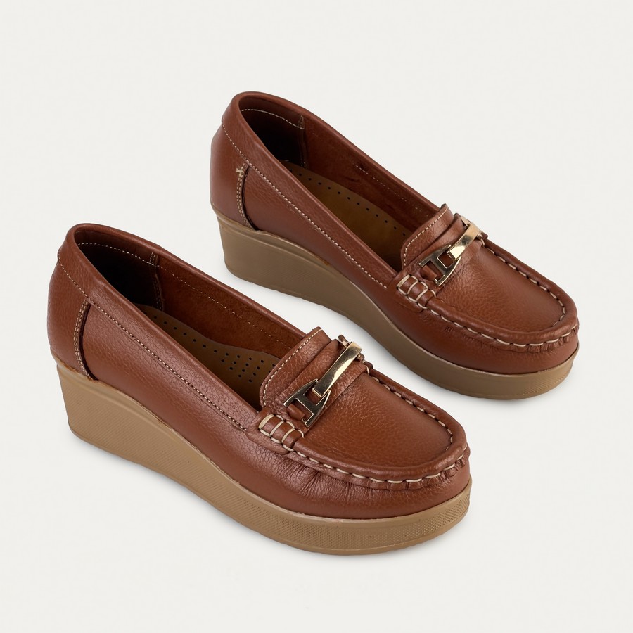 شوز حريمي جلد طبيعي لون هافان بفرش جلد طبيعي ونعل طبي خفيف بارتفاع 4 سم