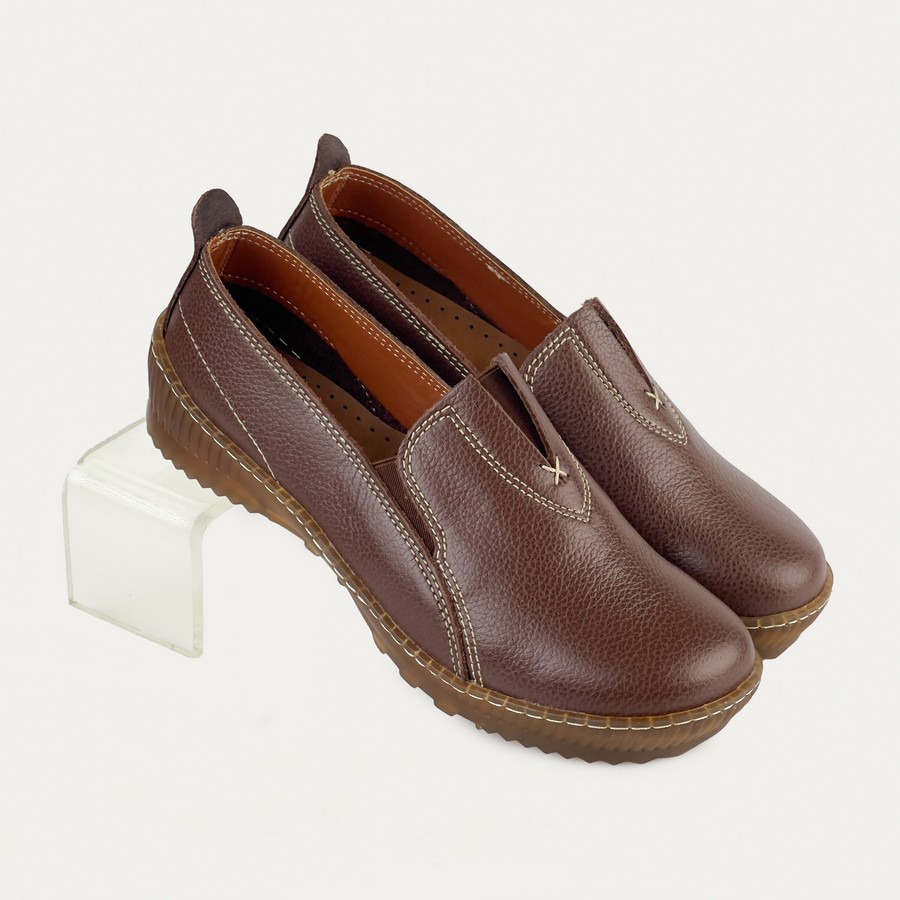 شوز حريمي جلد طبيعي لون بني بفرش جلد طبيعي ونعل كريب طبي طري مزود بخياطة لمتانة أكبر