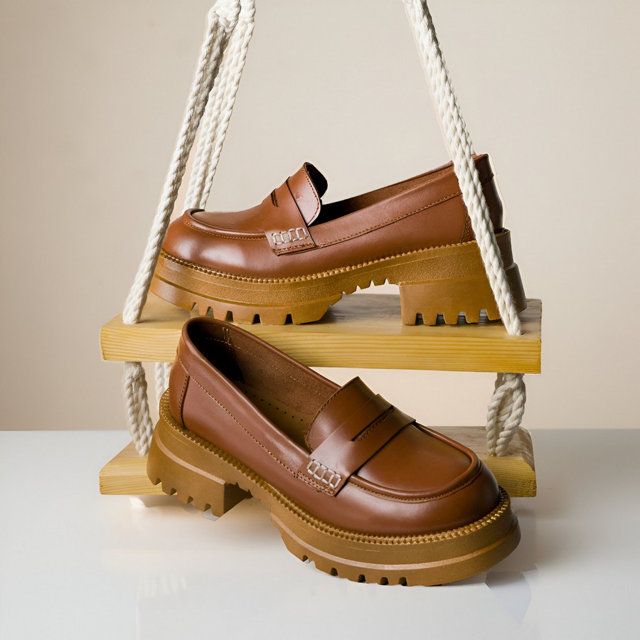 شوز حريمي جلد طبيعي لون هافان بفرش جلد طبيعي ونعل طبي مريح وخفيف مع كعب 4 سم